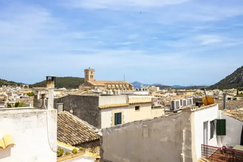 Promising house for sale in the heart of Pollensa, with great potential, village views and excellent access to shops — photo 1