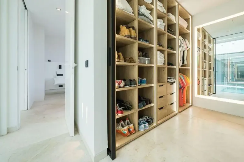 Welcome to your new luxury home! This detached villa offers everything your heart desires: from a heated indoor pool — photo 8