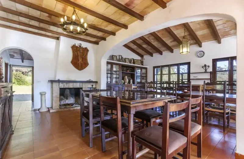 Impressive estate with a single-story country house, three bedrooms, two bathrooms and a comfortable living/dining room — photo 6