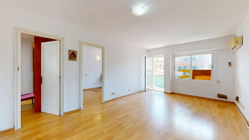Three-bedroom apartment with large balcony just 100 meters from the beach — photo 11