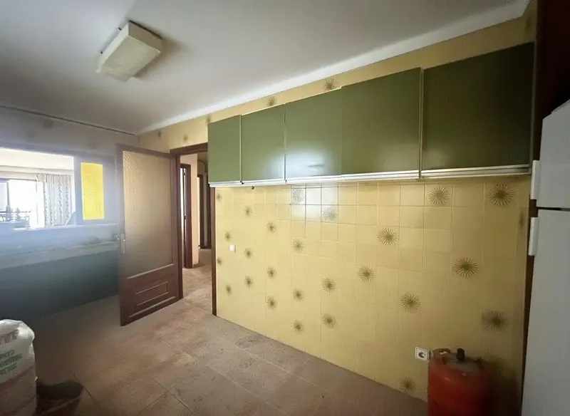 If you are looking for an excellent opportunity to acquire a property in an unbeatable location, this apartment is for you. Located right on — photo 12