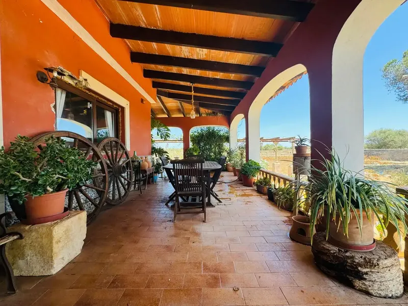 We present this fully legalized property, with grid electricity and its own well, located just 2 minutes from the center of Llucmajor, built — photo 1