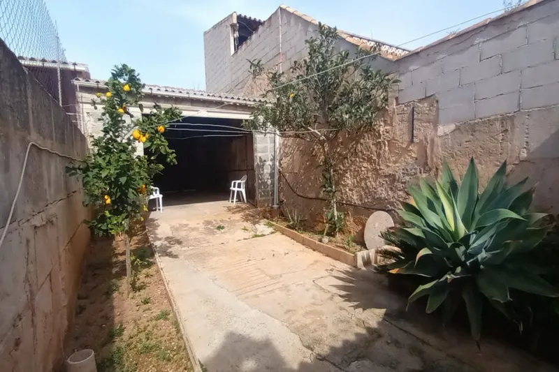 2-storey village house with courtyard, terrace and garage in Llombards — DH 08 — photo 3
