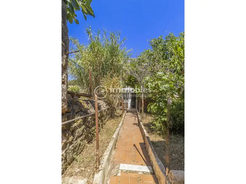Discover this three-story property located in a quiet pedestrian alley with no car traffic, a corner that guarantees absolute peace — photo 2