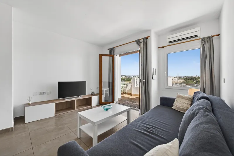 Attractive top-floor apartment with direct harbour views in Cala d'Or — photo 5